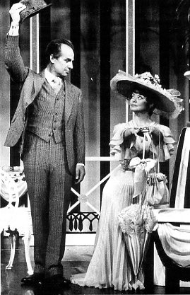 Higgins - Jarl Kulle lyfter på hatten för Eliza - Anna Sundqvist i "My Fair Lady", årgång 1977. En Sandrewproduktion.